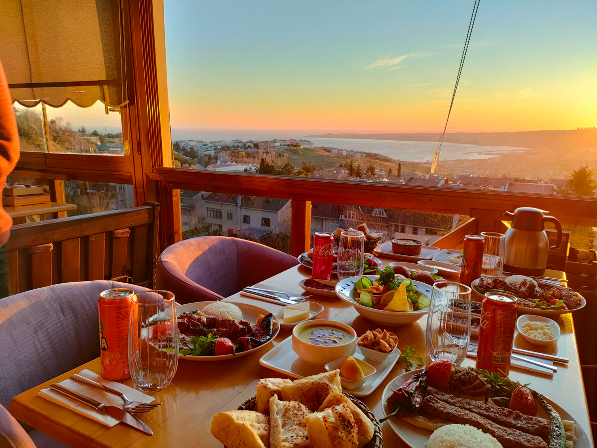 Beylikdüzü'nde Akşam Yemeği: Göl ve Deniz Manzarasıyla Panorama34